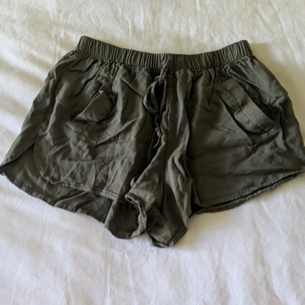 Adorable green flowy shorts